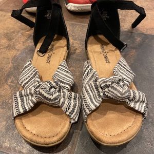 Minnetonka Girls Sandals size 2